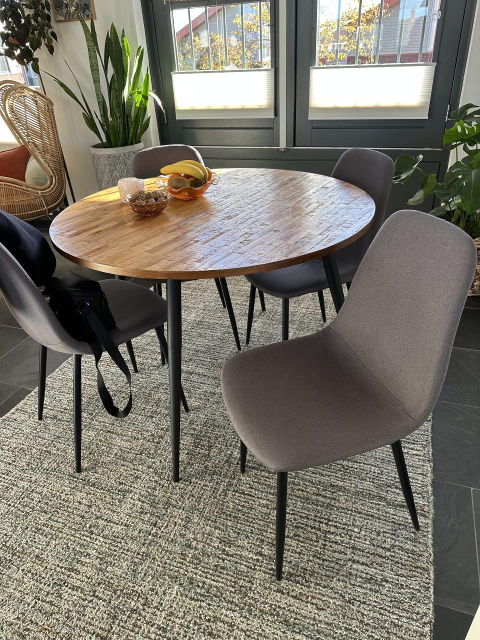 Compacte eethoek met vier stoeltjes