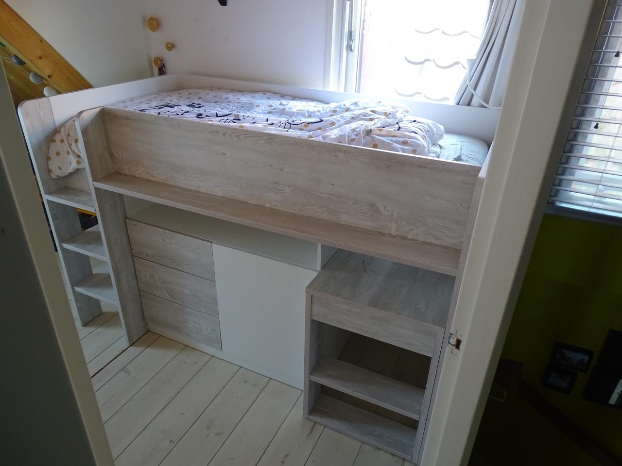 Halfhoogslaper Yolo wit/grijs eiken met bureau & kast, incl. matras