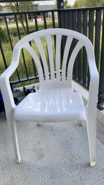 5 witte stapeltuinstoelen
