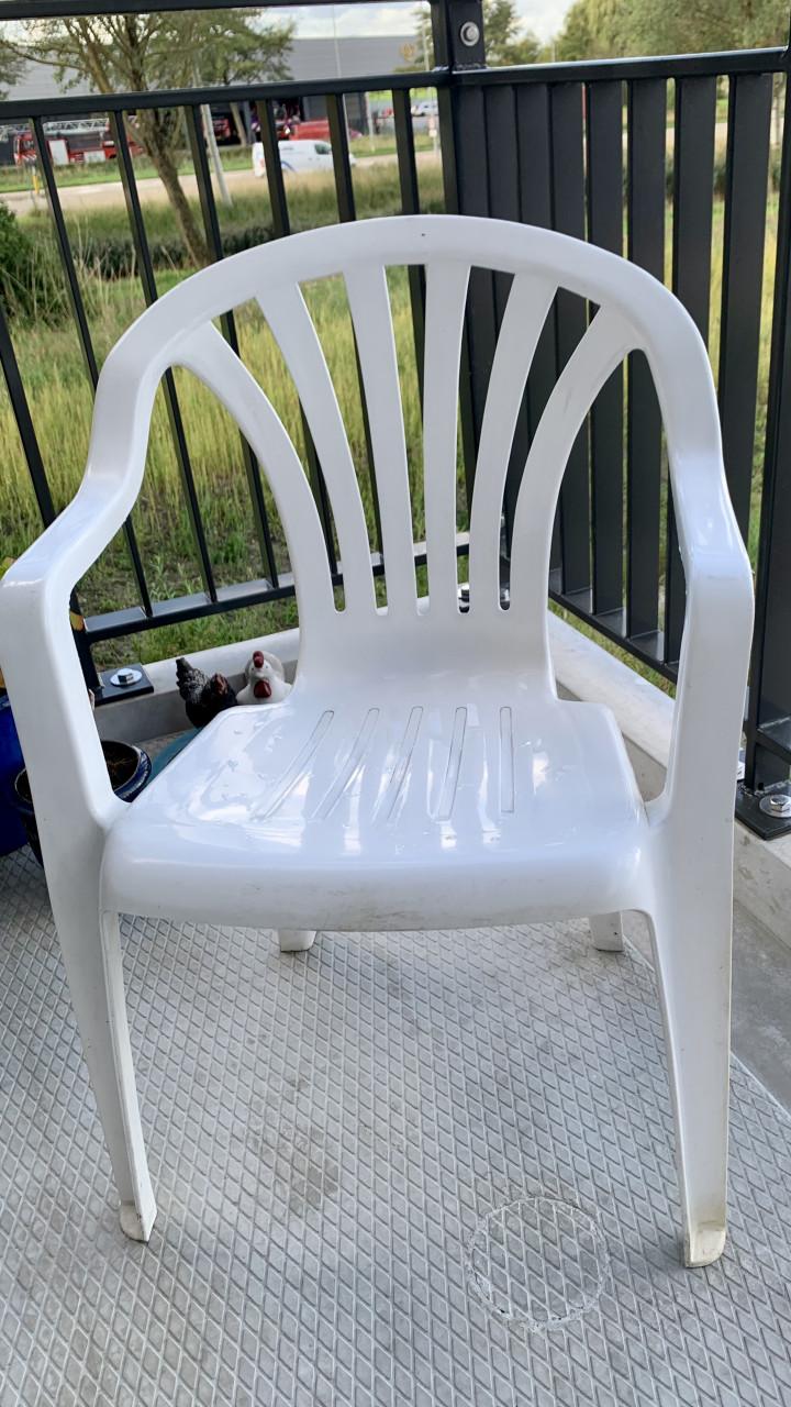 5 witte stapeltuinstoelen