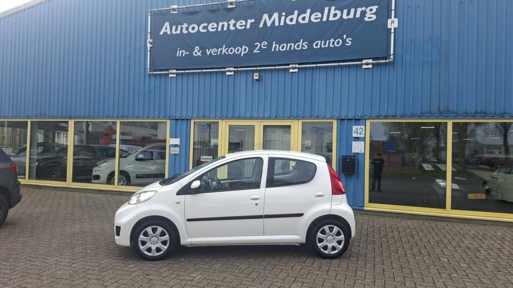 Peugeot 107 1.0 12v XS 5deurs bj:2011 airco apk 2027 i.z.g.st