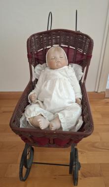 Vintage Poppenwagen met pop