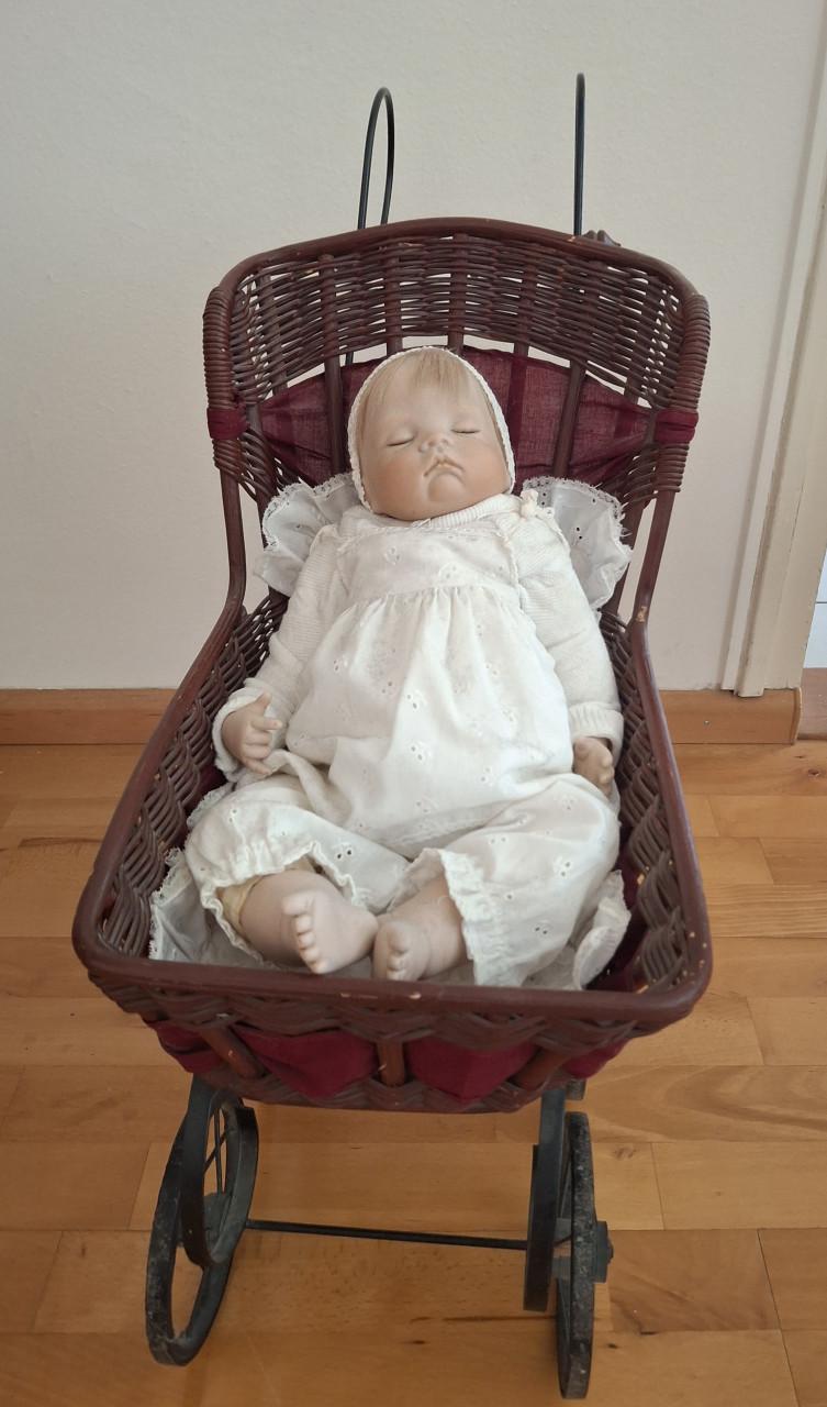 Vintage Poppenwagen met pop