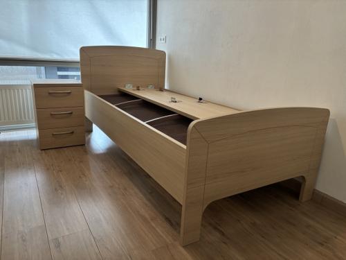 Twee x seniorenbed met nachtkastjes, 90 cm x 200 cm, ZGAN!!