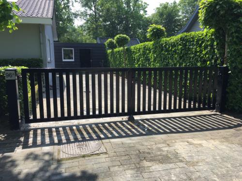 NIEUW: Direct uit voorraad leverbaar Lamellen poort 360 cm breed.