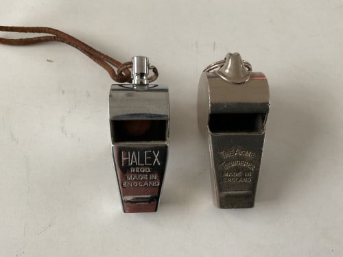 2 originele voetbalfluitjes. , beide gemaakt in Engeland.