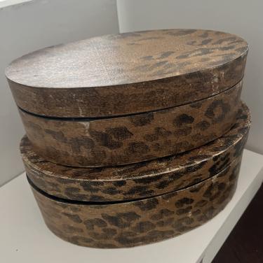 Decoratieve oude spanen doosjes.