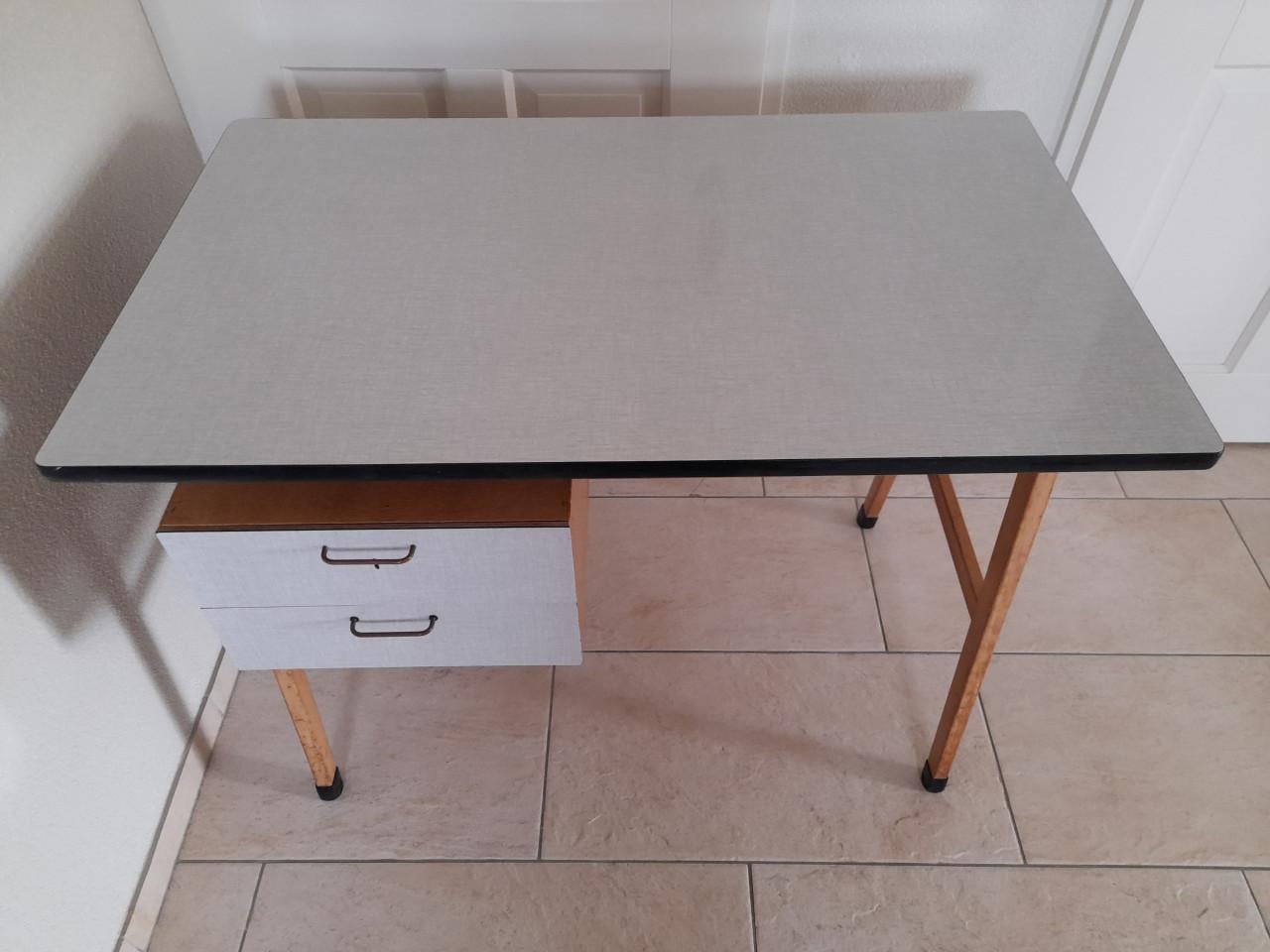 Vintage mid century hout en formica bureau  In goede nette staat!