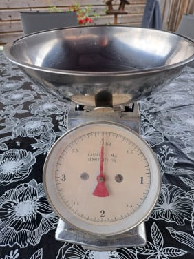 Leuke brocante weegschaal 4 kilogram.