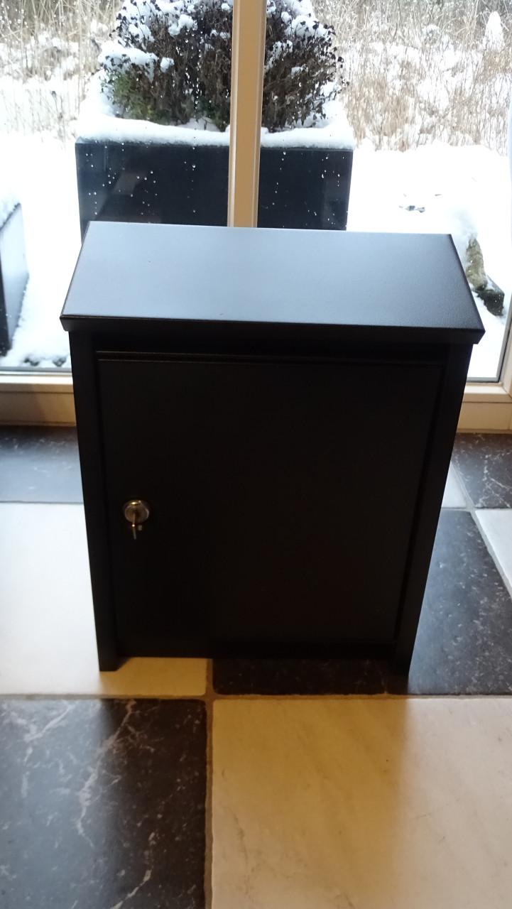 Metalen brievenbus in de kleur zwart, incl. slot + sleutel