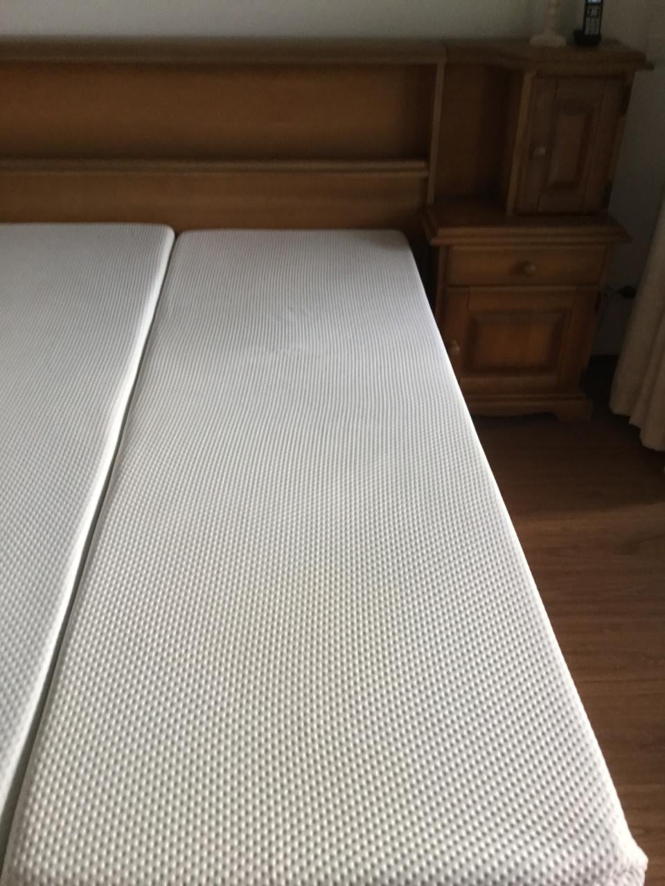 2 persoons bed met nachtkastjes