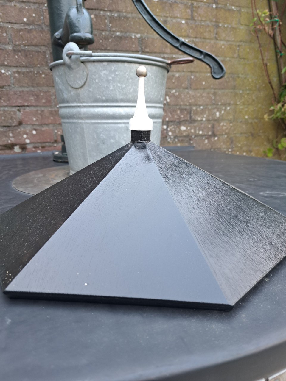 Splinternieuw massief houten voederhuisje