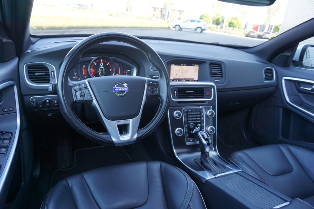 Volvo V60 2.0 d4 business sport - automaat - climate / navi / cruise / lane