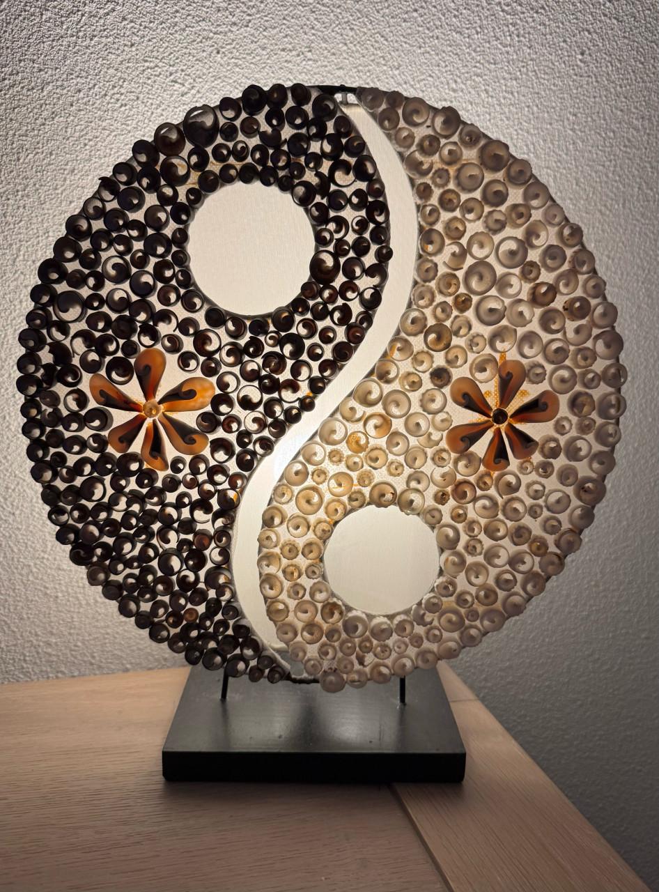 Sfeervolle Yin en Yang tafellamp met schelpen