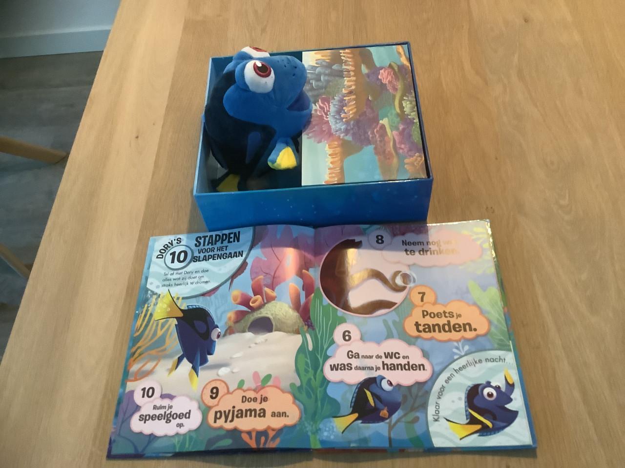 Nieuwe grote Disney Knuffel Finding Dory + Boek, in geschenkdoos