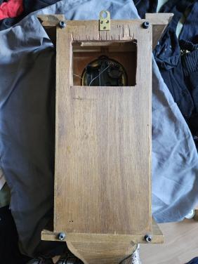 Antieke regulateur, wandklok met Slinger en sleutel