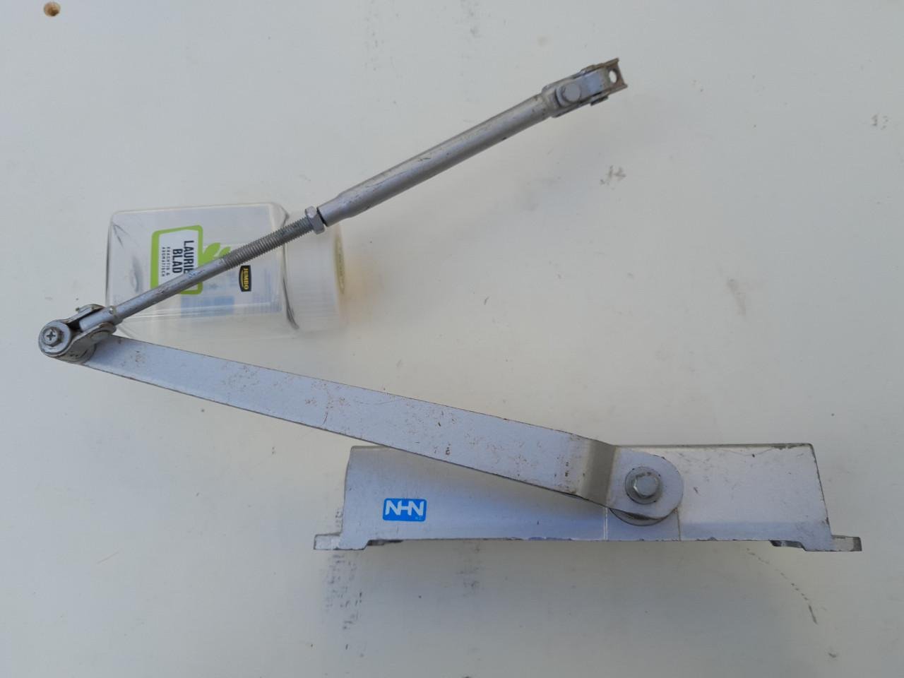 Deurdranger, merk NHN Daihatsu Japan. Demping Instelbaar.