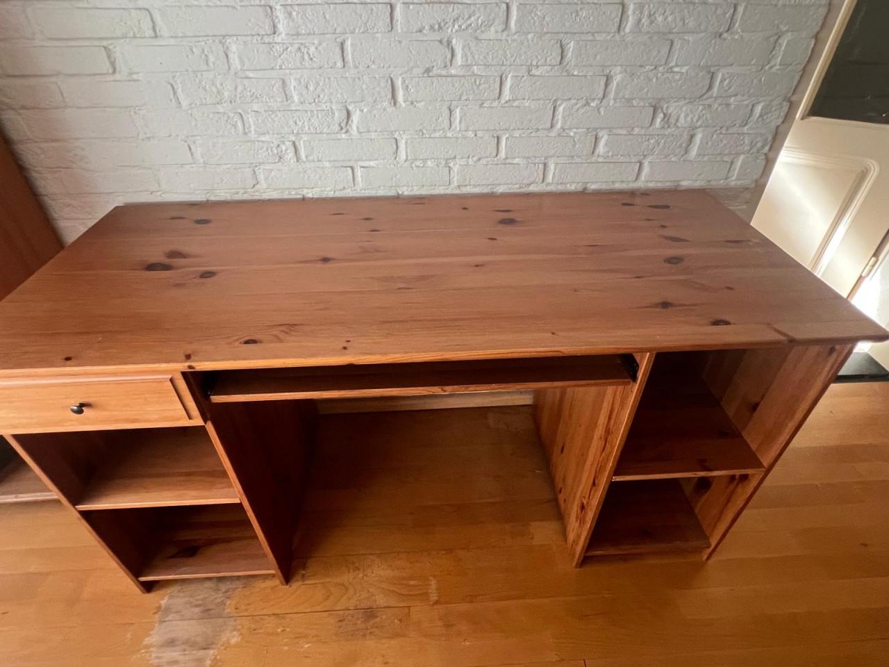 Bureau met lade en opbergruimte