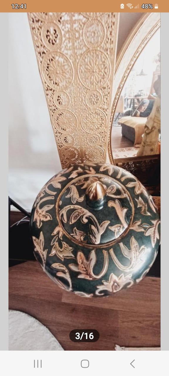 Grote Chinese vaas/urn,  groen-goud bewerkt  39,--€