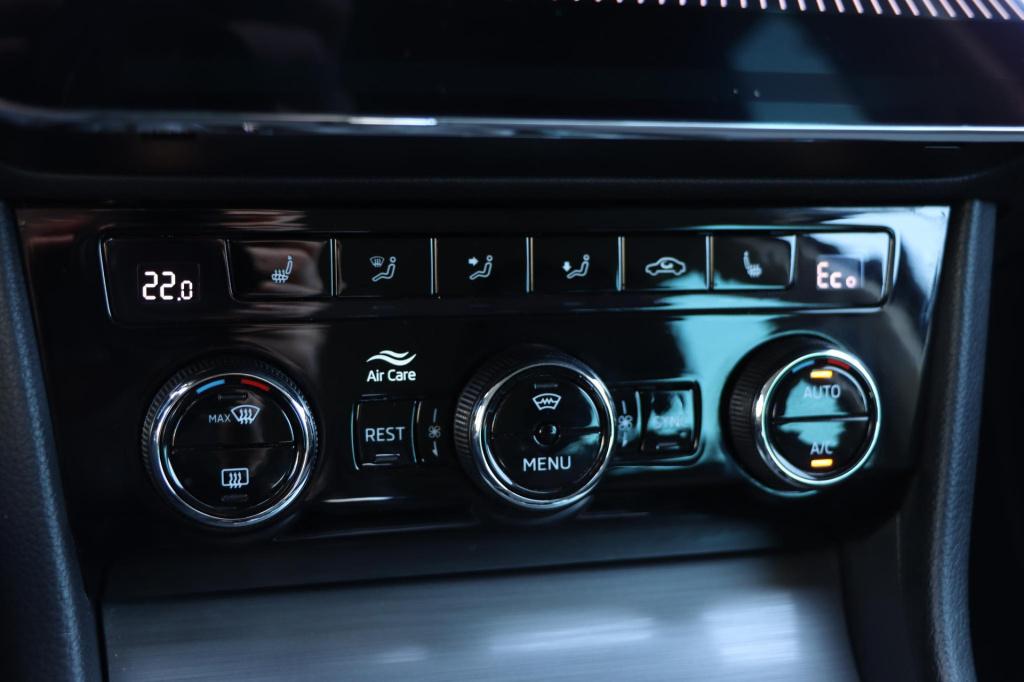 Skoda Superb combi 1.4 ehybrid style 218pk dsg6 | soh 93,1% | memory | stoe