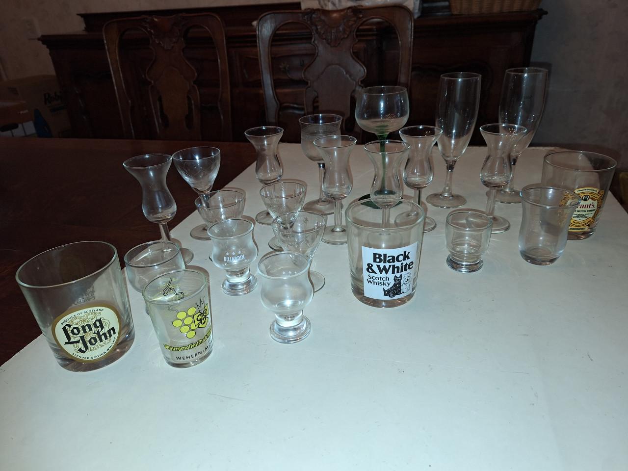 23 diverse borrelglaasjes