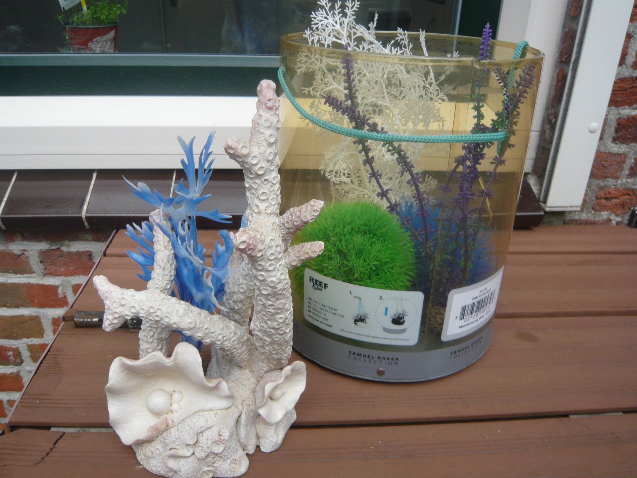 Aquarium ornament en kunst planten.