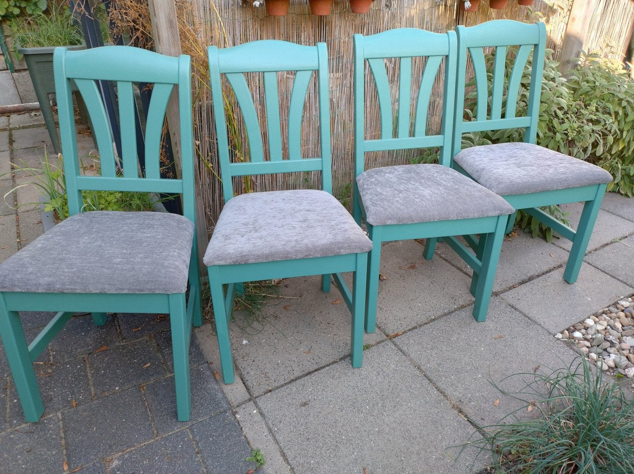 4 eetkamerstoelen, recent opnieuw gestoffeerd