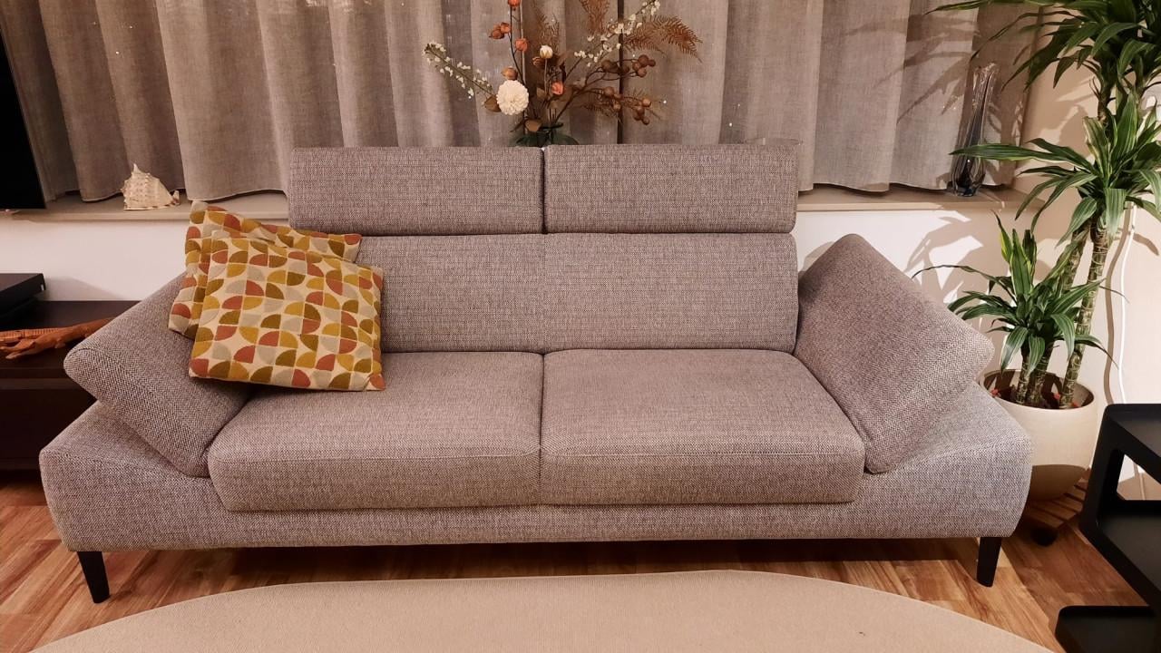 Zeer royale 2-zitsbank Modena van Montel Bruin gemeleerde stof.