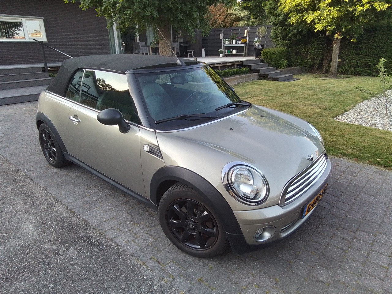 Mini cabrio one vol leer 6 versnelling airco  in zeer goede staat bj 2011