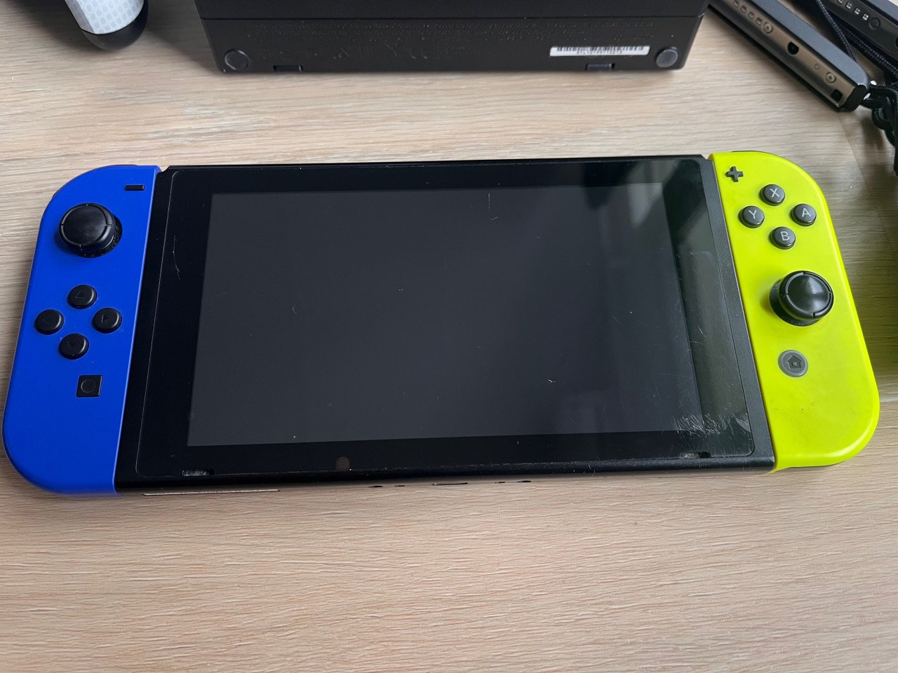 Nintendo Switch + extra controller + 6 games