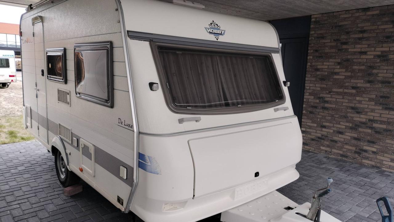 HOBBY 400 SB met voortent en luifel