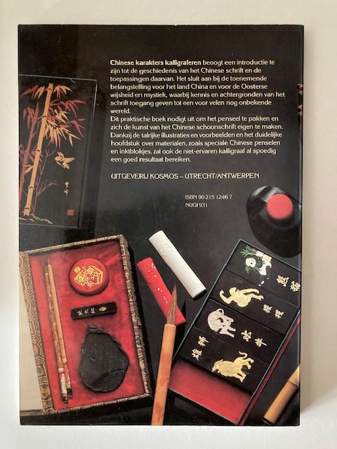 Twee Kalligrafie boekjes-werkmateriaal-rol rijstpapier en rol voorbeelden