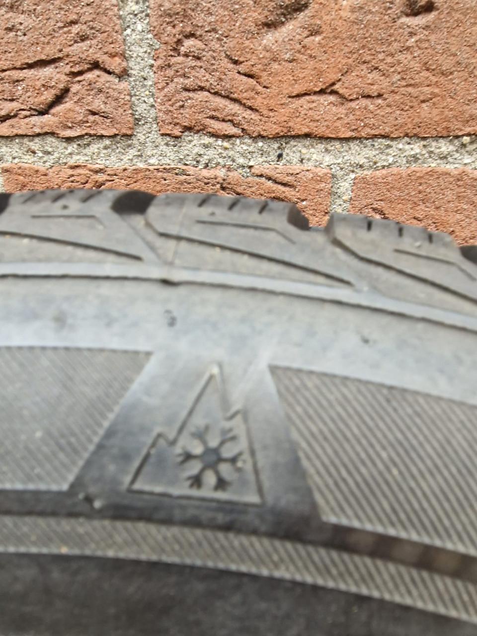 Winterbanden bridgestone LM-32 225/55R17