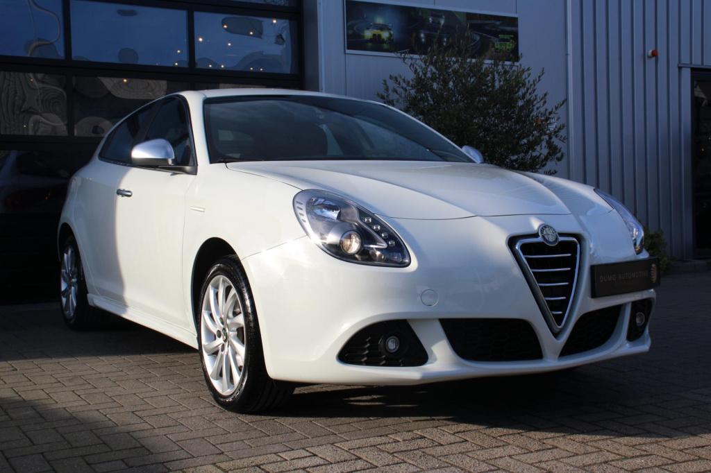 Alfa Romeo Giulietta 1.4 turbo super- sportiva - leer/alcantara - stoelverw