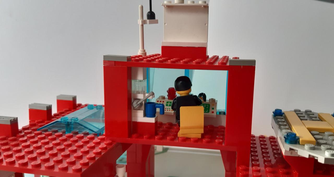 Lego Classic Town 6389: brandweerkazerne + heli, spuitwagen, brandweerauto