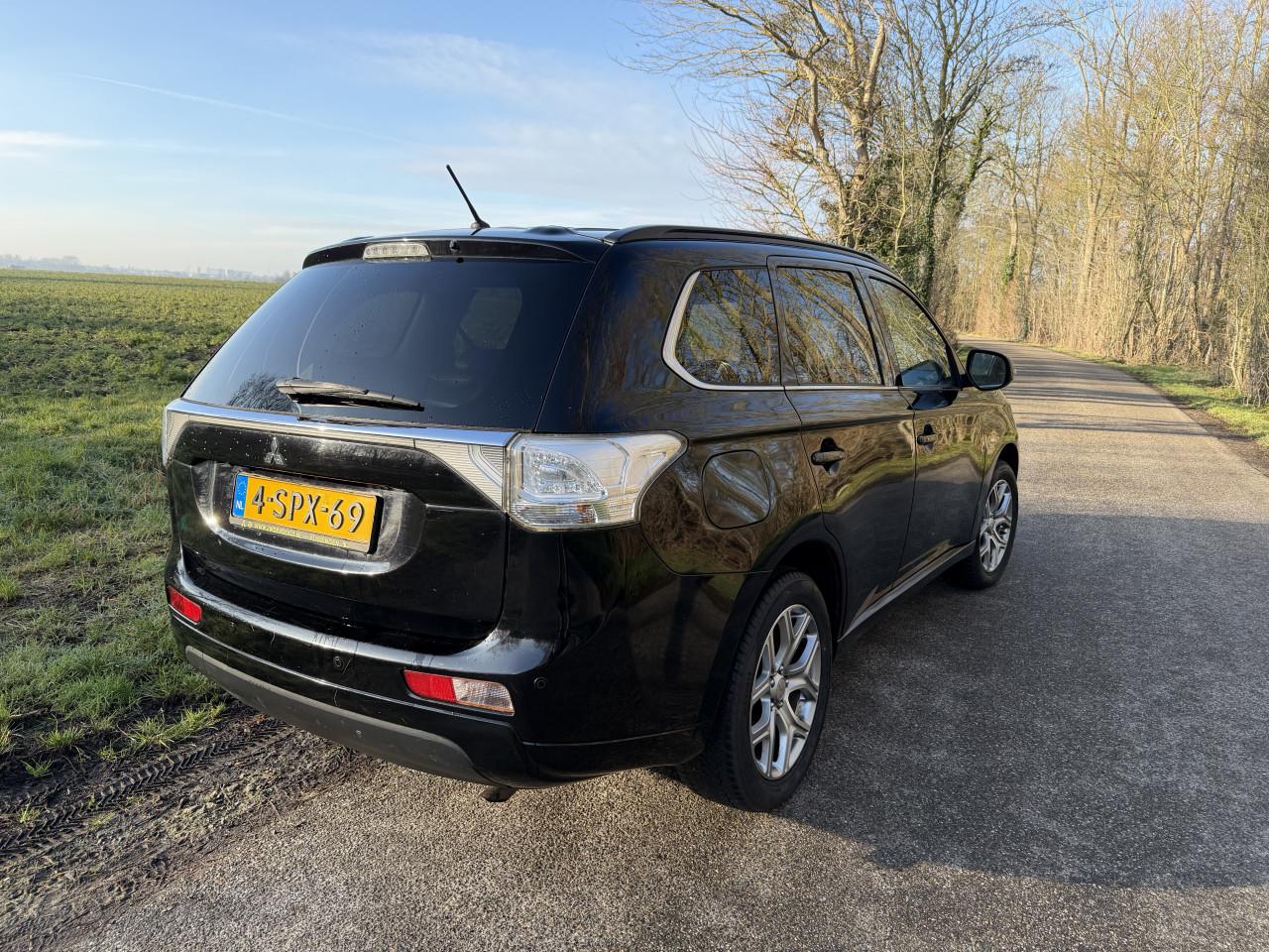 Mitsubishi Outlander 2.0 DOHC MIVEC PHEV 203 pk 4WD Plug-in hybride 2013