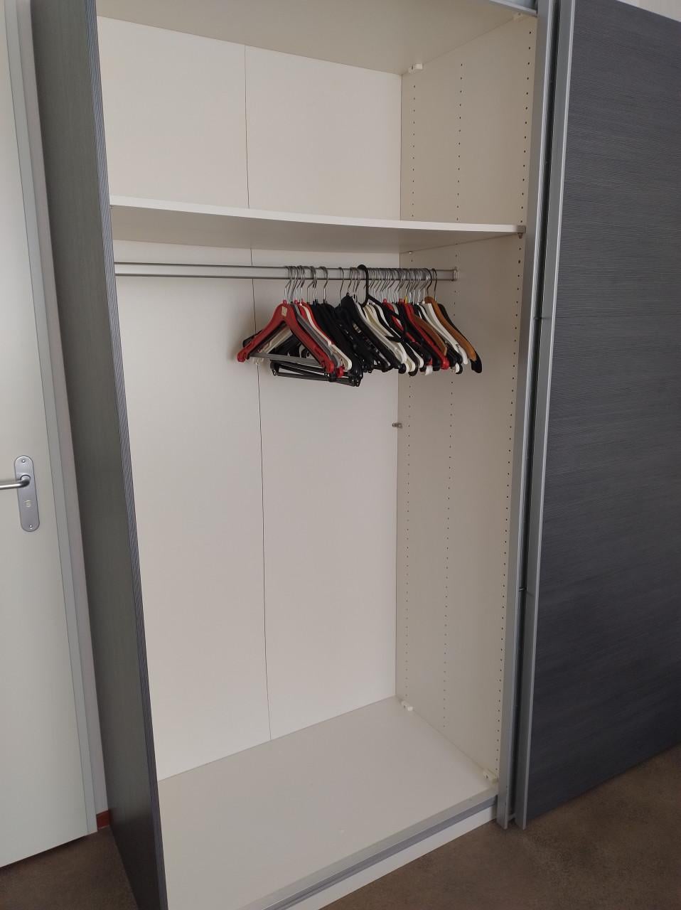 Mooie 2-deurs linnenkast met hang-en leg gedeelte