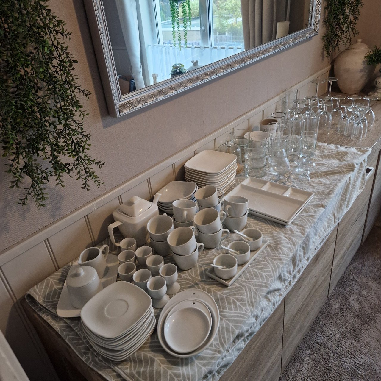 Wegens andere kleur witte borden schalen bekers compleet met glas werk