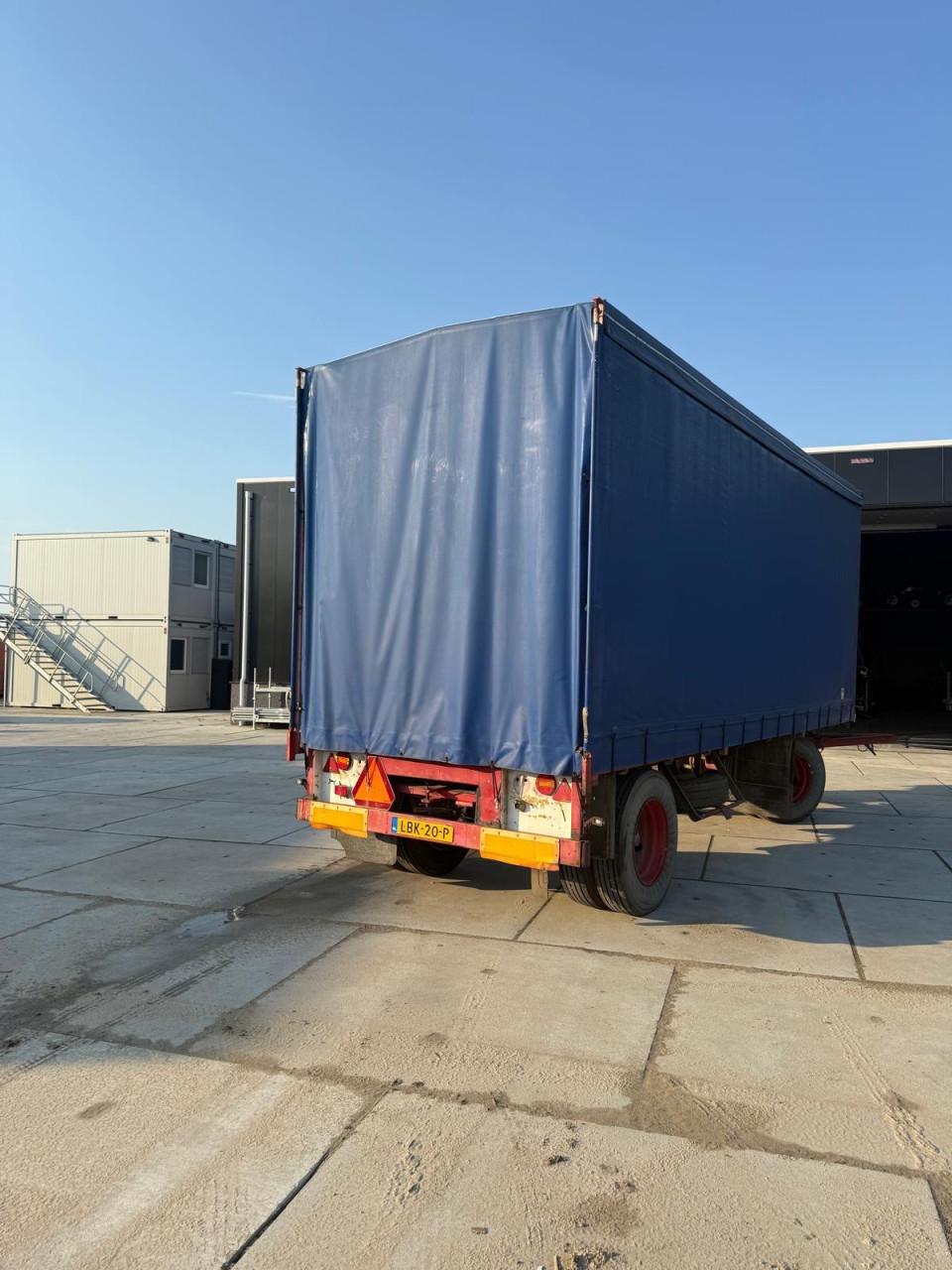 Diverse Huifwagens (stro wagen)