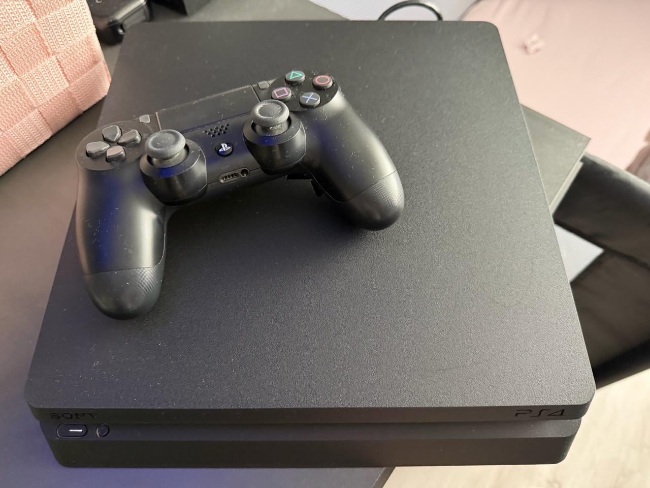 Ps4 Slim 1TB 8 games