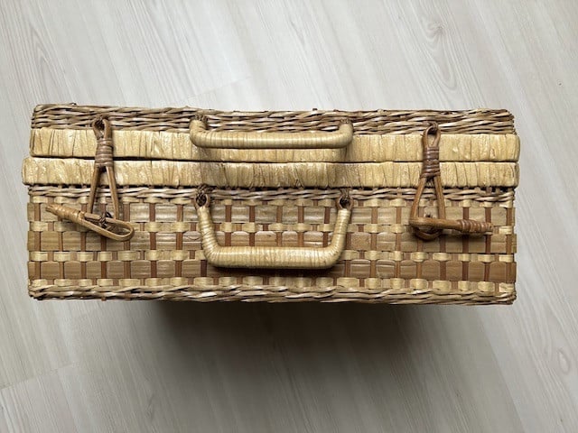 Mooi vintage rieten koffertje.