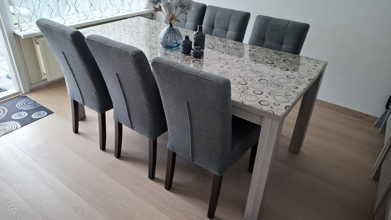 Eetkamertafel en 6 stoelen