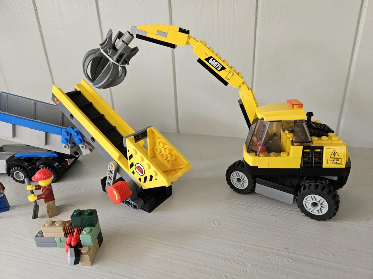 LEGO City 60075 - Graafmachine en truck
