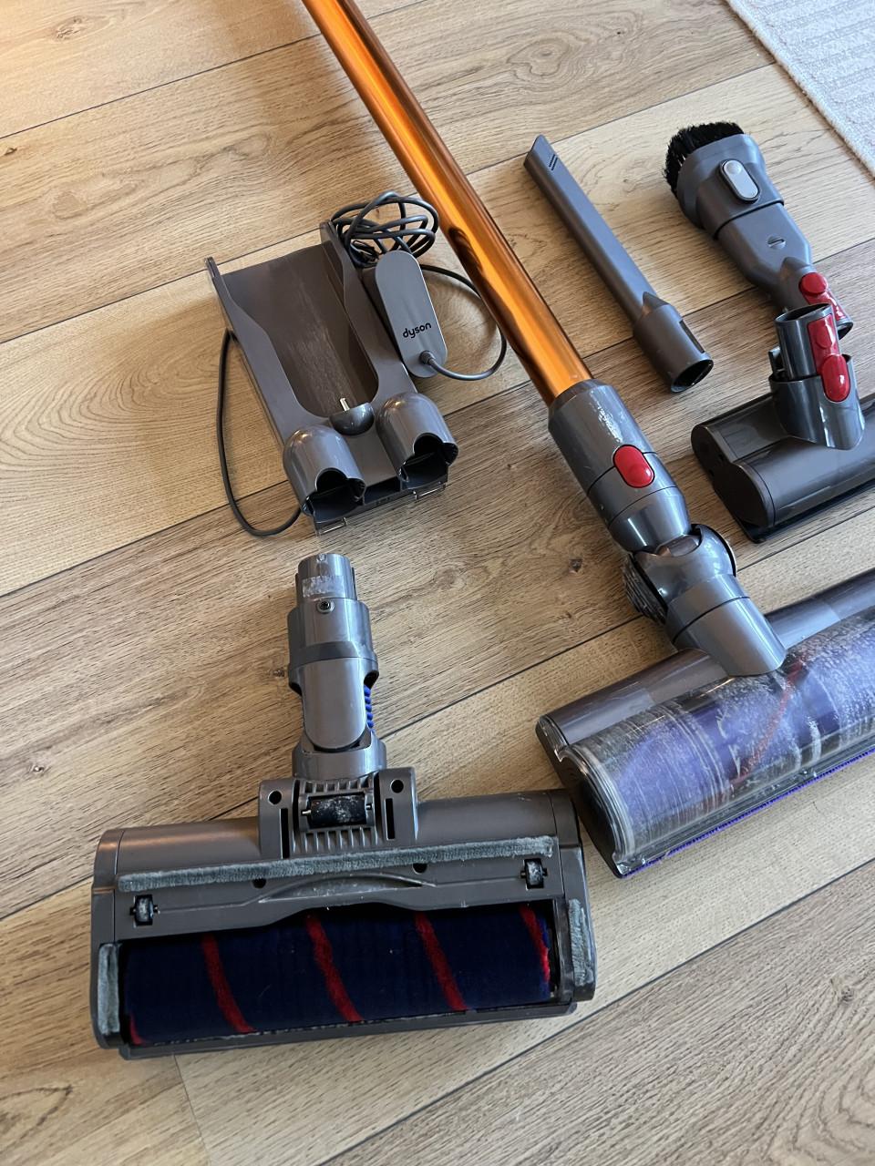 Dyson V8 steel, opzetstukken en laadstation