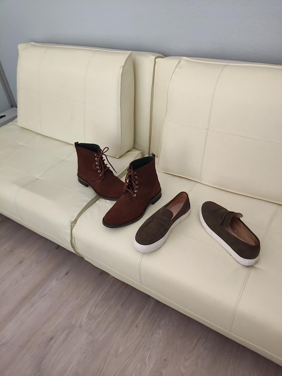 Twee paar schoenen maat 43