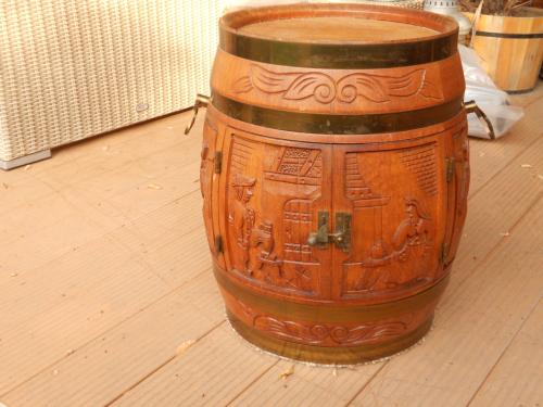 Vintage mini bar wijnvat drank kast.