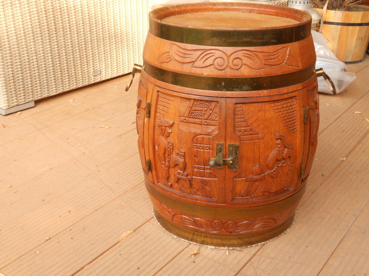 Vintage mini bar wijnvat drank kast.