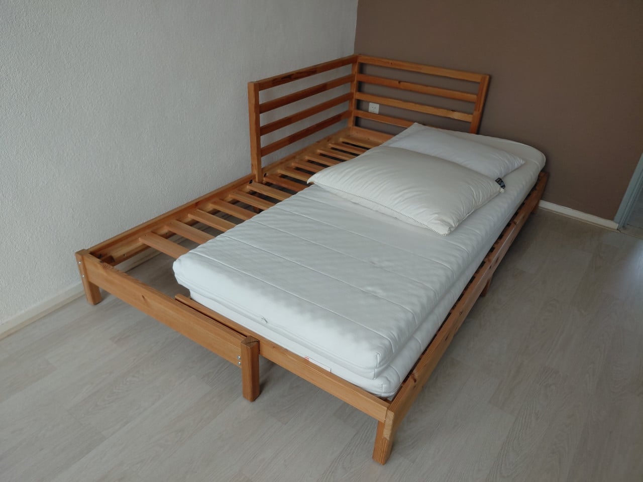 Gratis bank, bed, 2 stoelen, tafel