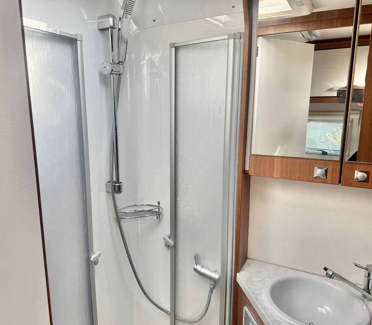 LMC Breezer V646G (Lengtebedden, Nieuwstaat, Dakairco!!)