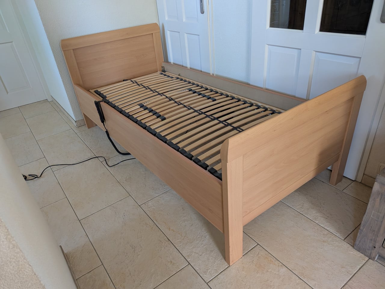 1 Persoons Senioren bed 90 x 200 met elektrisch verstelbare bodem (z.g.a.n.